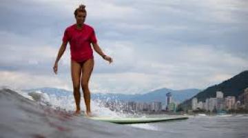 Mulheres vão dominar as ondas em festival de prancha oca de longboard