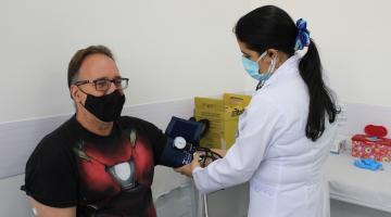 Enfermeira afere pressão de homem #paratodosverem