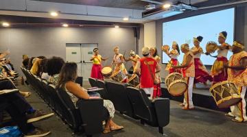 grupo folclrico se apresenta em auditório´. #paratodosverem