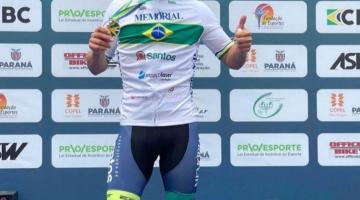 Atleta exibe medalha no pódio #paratodosverem