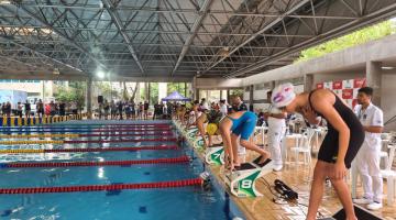 atletas se preparam para pular na piscina #paratodosverem