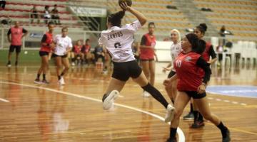 Jogadora pula pra lançar bola no handebol #paratodosverem 