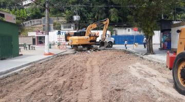 máquina atuando na rua em terra #paratodosverem