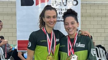 Dupla campeã de badminton com medalhas. #Paratodosverem.