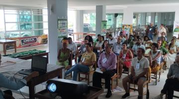 pessoas acompanhando a palestra #paratodosverem 
