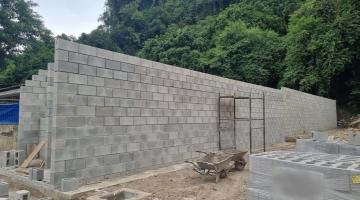 Construção de novas baias para abrigo de animais em Santos está na fase alvenaria
