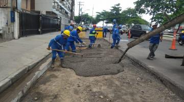 operários fazendo a pavimentação #paratodosverem