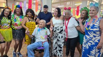 idosos dançando em baile #paratodosverem