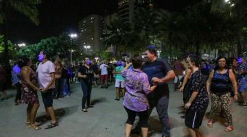 pessoas dançando no baile na praia #pracegover 