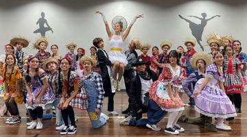 bailarinos posam para foto com roupas de quadrilha junina #paratodosverem