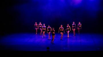 bailarinas apresentam coreografia em palco. #paratodosverem