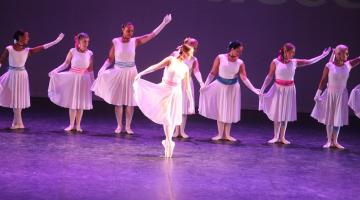 mulheres dançando em palco #paratodosverem