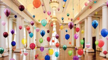 balões coloridos em instalões que vão do teto ao solo. #paratodosverem