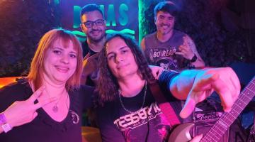 membros de banda de rock posando #paratodosverem