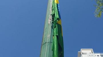 Bandeira sendo hasteada no mastro #paratodosverem