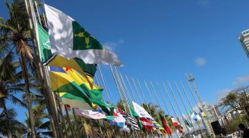 Bandeiras alinhadas subindo os respectivos mastros. #paratodosverem