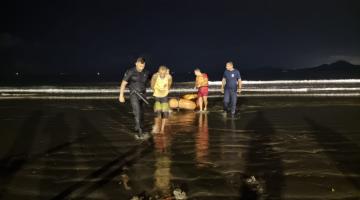 Guarda acompanha bandido na beira da agua na praia #paratodosverem