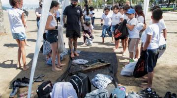 ALUNOS SE REÚNEM SOB TENDA PARA DESPEJAS RESÍDUOS COLETADOS. #PARATODOSVEREM