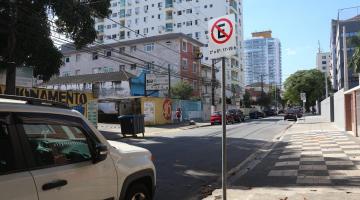 trecho de rua sinalizado com placa de proibição de estacionamento. #paratodosverem