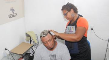 aluna corta o cabelo de rapaz #paratodosverem