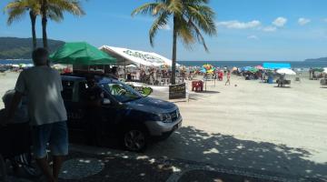 Barraca de praia ao fundo e viatura da guarda municipal na areia. #Paratodosverem