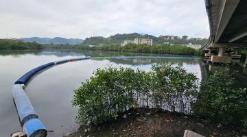 barreira sobre a água do mar. #paratodosverem 