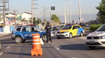 Via com cone e viaturas da polícia, CET e guarda municipal. Há também um agente da guarda municipal. #paratodosverem