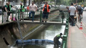 operários instalam barreira #paratodosverem 