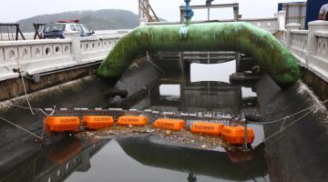 barreira flutuante instalada dentro de canal na orla. #paratodosverem