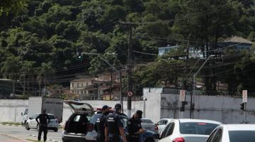 fila de carros na pista que dá acesso à cidade. Guardas e agentes da CET estão próximos ao canteiro central. #Paratodosverem