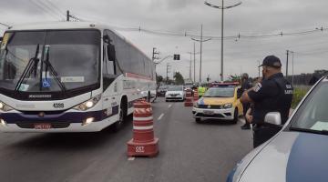 Ônibus passa por barreira sanitária com Guarda Municipal e CET. #pracegover