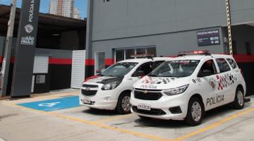 Fachada da nova base em foto vertical, com duas viaturas estacionadas à frente. #Paratodosverem