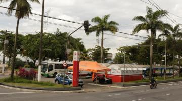 Imagem panorâmica da base, com árvores do jardim da orla ao fundo. #pracegover