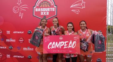 meninas seguram faixa escrito campeão #paratodosverem