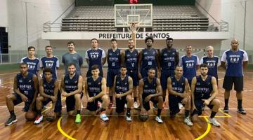 atletas posam para foto em quadra esportiva #paratodosverem