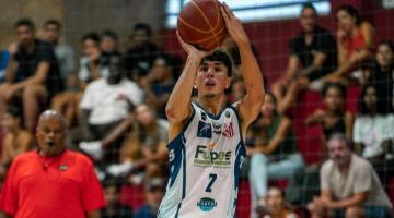atleta de basquete faz arremesso #paratodosverem