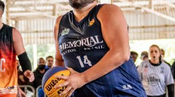 close de atleta do basquete segurando a bola e correndo. #para