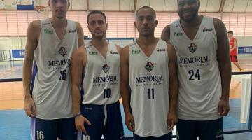 Quatro jogadores de basquete da equipe #paratodosverem