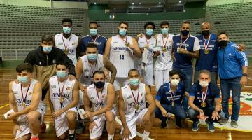 Jogadores de basquete no ginásio com medalhas #paratodosverem