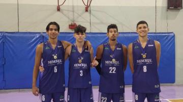 Quatro atletas posam para foto na quadra #paratodosverem