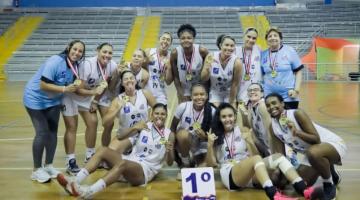 Equipe de basquete de Santos posa como campeã. #Paratodosverem.
