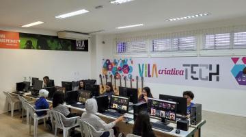 pessoas em computadores na sala #paratodosverem