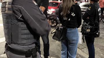 policiais e fiscais em pé durante a operação #paratodosverem