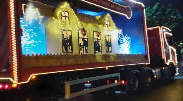 Caminhão tem cenário de Natal na caçamba. Carro está todo iluminado. #Pracegover