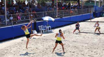 jogo de beach tennis em areia na praia #paratodosverem