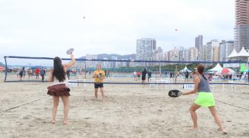 pessoas jogando beach tennis #paratodosverem