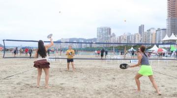 jovens jogam beach tennis na praia. #paratodosveremm 