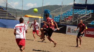 Quatro jogos agitam a arena de beach soccer nesta quinta-feira