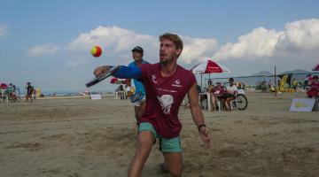 jogador de beach tennis competindo. #Paratodosverem