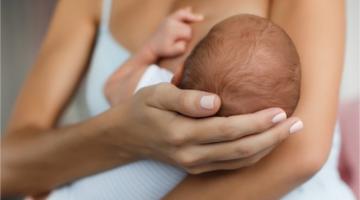 mulher com bebê no colo. Imagem em close